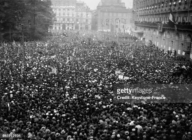 Foule rassemblée Place Castello venue écouter le discours de Mussolini, à Turin, Italie le 24 octobre 1932.