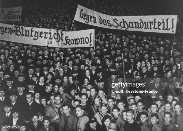 Une vue de la manifestation en protestation à la condamnation à mort par le tribunal militaire lithuanien de quatres chefs nazis accusés de complot...