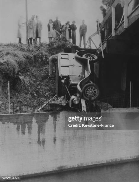 Une voiture écrasée sur la berge d'un fleuve à Los Angeles, Californie, Etats-Unis le 19 avril 1935.