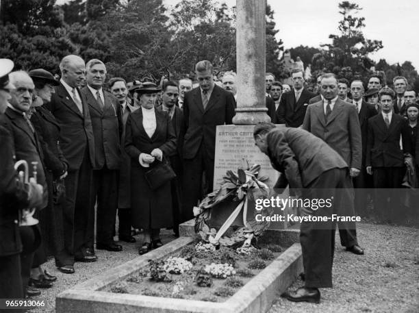 Pierce Beasley dépose une couronne de fleurs sur la tombe de l'ex-président irlandais Arthur Griffith sous le regard de membres de sa famille, au...