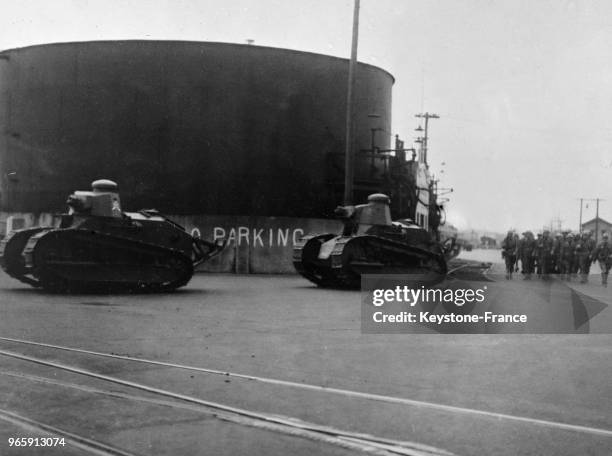 Les tanks de la Garde nationale arrivent pour prendre part aux manoeuvres de répression pendant la grève générale à San Francisco, Californie,...