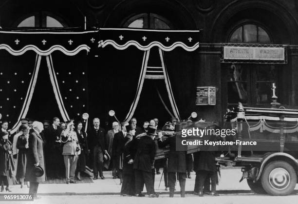 Le cercueil de la Reine Astrid est transporté dans un fourgon après son arrivée à la gare, après son tragique accident de voiture, le 30 août 1935 à...