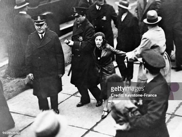 Une manifestante anti-hitlérienne arrêtée par la police à Washington DC, Etats-Unis le 30 novembre 1933.