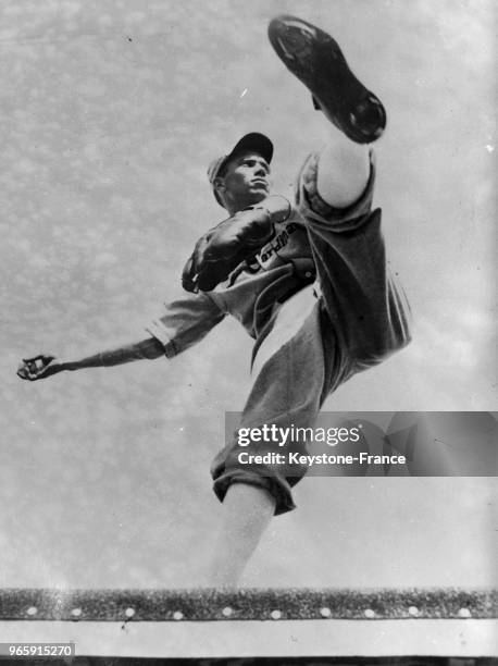 Une étrange attitude de James Carleton, un des meilleurs joueurs de base-ball, photographié lors de son entraînement à Bradenton, Floride, Etats-Unis...