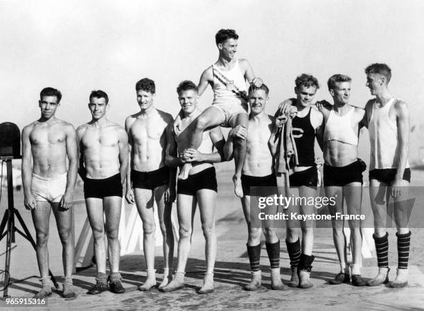 équipe d'aviron de l'université de Californie remporte le 'huit' aux JO le 13 août 1932 à Los Angeles, Californie, Etats-Unis.