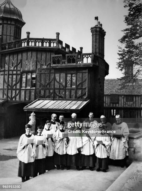 Le célèbre choeur royal s'entraînant devant la chapelle St George à Windsor, Royaume-Uni le 23 octobre 1931.