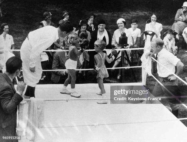 Au cours d'une fête de charité, les enfants de la haute société disputent un combat de boxe, à Stamford, Connecticut, Etats-Unis le 15 octobre 1932.