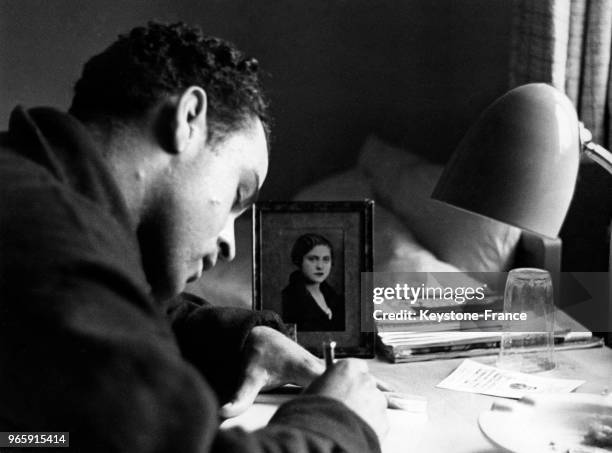 Un joueur de football de l'équipe olympique du Pérou écrit une lettre à sa famille à son bureau le 15 juillet 1936 à Berlin, Allemagne.