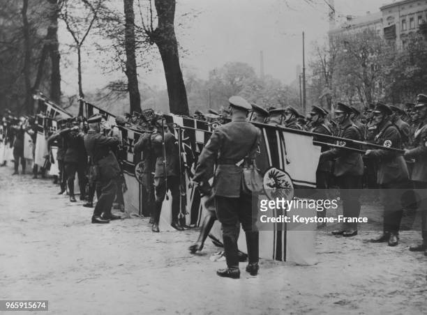 La cérémonie de la fin du deuil de l'armée allemande, les officiers arrachent les crêpes qui voilaient les étendards allemands depuis le Traité de...