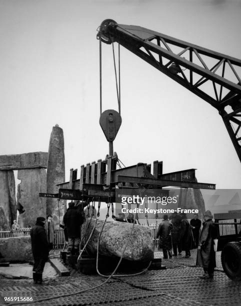 Travaux de rénovation à Stonehenge, Royaume-Uni le 28 mars 1958.