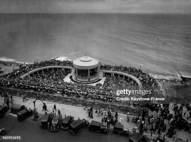 Les spectateurs assistent à un concert dans l'amphithéâtre rénové en bord de mer le 28 juillet 1935 à Eastbourne, Royaume-Uni.