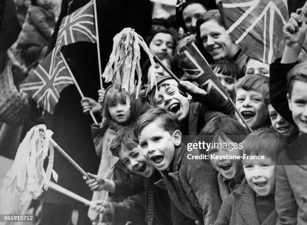 Une foule enthousiaste accueille avec cris la reine à son arrivée à Lambeth, Royaume-Uni le 21 mars 1939.