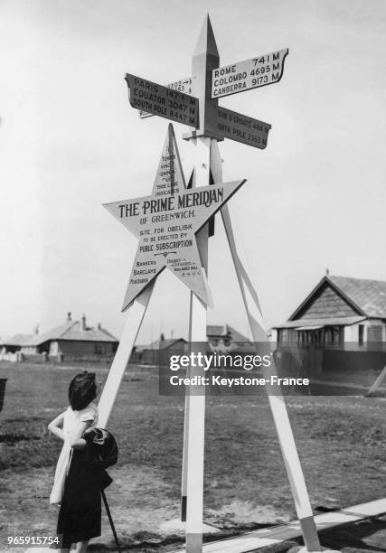 Petite fille examinant les étranges panneaux de signalisation installés sur la ligne méridienne à Greenwich, Royaume-Uni le 14 mai 1934.