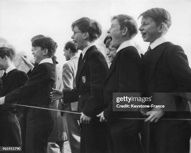 Des étudiants du prestigieux établissement scolaire d'Eton lors de l'ouverture des jeux pour le St Andrews Day le 30 novembre 1957 à Eton,...