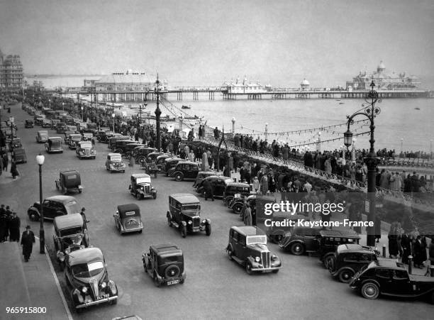 Les voitures garées près du front de mer des promeneures venus passer la journée au soleil le 28 mars 1937 à Eastbourne, Royaume-Uni.