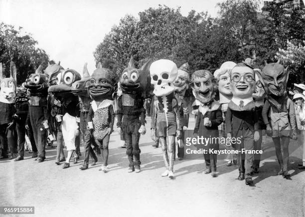 Défilé de 'grosses têtes' de carnaval à Southend-on-Sea, Royaume-Uni le 21 août 1935.