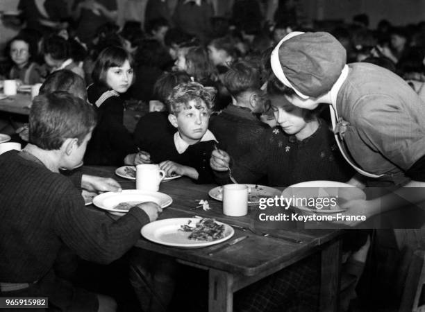 Des enfants de Résistants français prennent leur déjeuner dans un camp de vacances anglais avant d'être accueillis dans des familles pour le reste de...