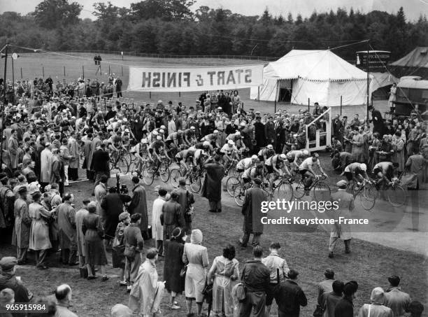 Départ du cyclisme sur route lors des jeux olympiques dans le grand parc de Windsor, Royaume-Uni le 13 août 1948.