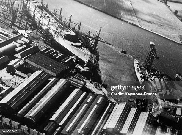 Vue aérienne du transatlantique 'Queen Mary' aux chantiers navals à Clydebank, Ecosse, Royaume-Uni le 23 septembre 1934.