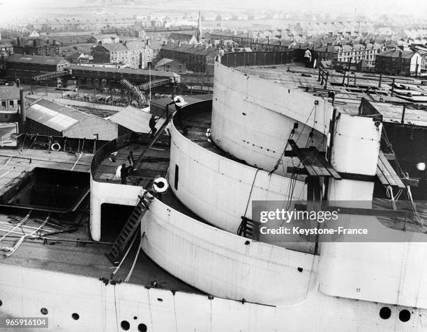 Sur le pont du transatlantique 'Queen mary', les ouvriers achèvent les derniers préparatifs avant son lancement, à Clydebank, Ecosse, Royaume-Uni le...