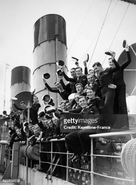 Les soldats de la Navale canadienne arrivent en paquebot pour assister à la parade de la victoire le 29 mai 1946 à Southampton, Royaume-Uni.
