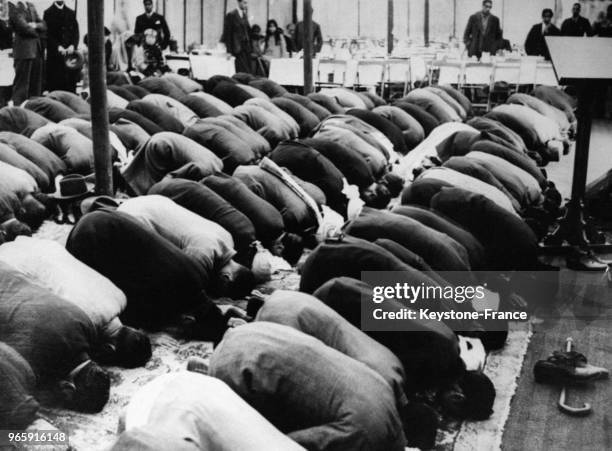 Des Musulmans à genoux font la prière pour l'Aid-El-Kebir le 27 mars 1934 à Woking, Royaume-Uni.