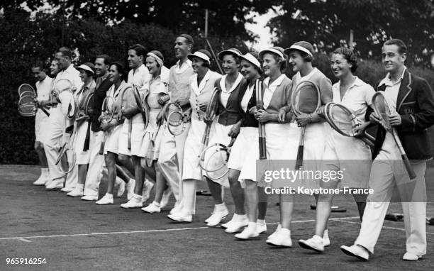 Des joueurs et joueuses tennis en tenue à la réception du Roehampton Club donnée en l'honneur des joueurs de tennis d'outremer le 23 juin 1934 à...