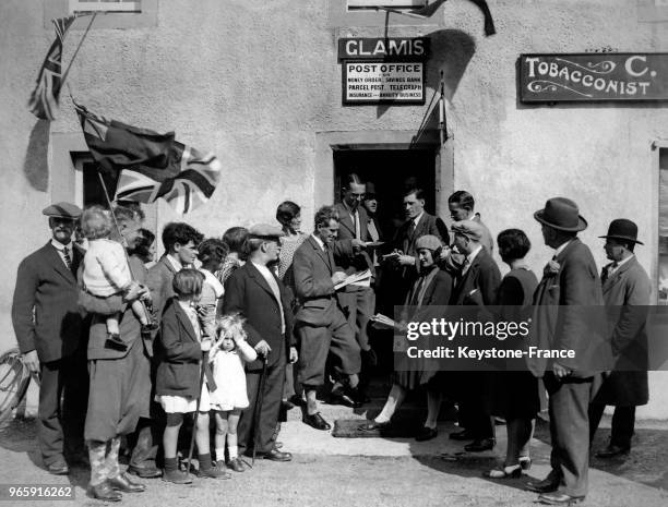 Les habitants du village écossais de Glamis s sont réunis au bureau de poste pour lire le bulletin officiel annonçant la naissance à Glamis Castle de...