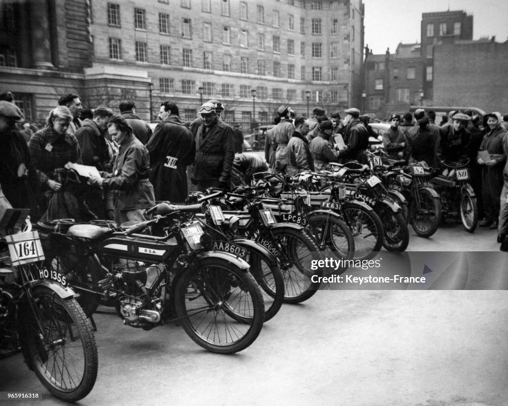 Rangée de motocyclettes concourant à la course Londres-Brighton