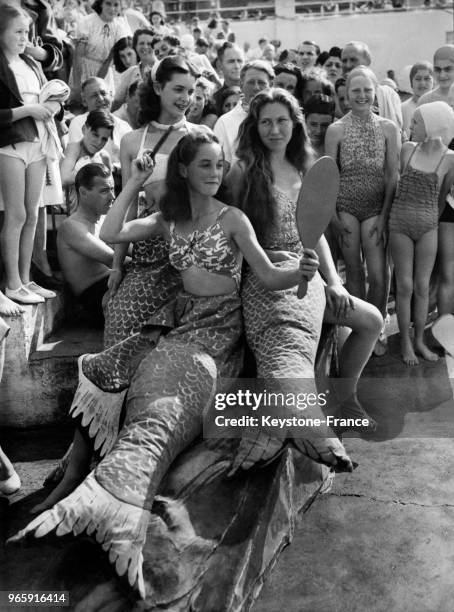 Les trois lauréates d'un concours de beauté, déguisées en sirènes avec un peigne sur un faux rocher et un miroir, lors de l'ouverture de la régate...