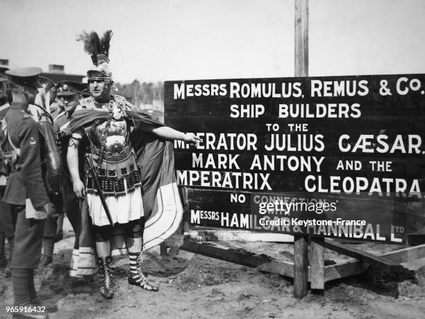 Un centurion romain montre du doigt un panneau à un musicien de l'armée pendant les répétitions, à Aldershot, Royaume-Uni le 27 avril 1931.