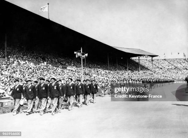 Défilé des athlètes français lors de la cérémonie d'ouverture des Jeux Olympiques au stade de Wembley le 29 juillet 1948 à Londres, Royaume-Uni.