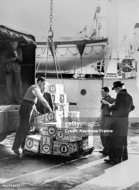 Chargement de rations de nourriture à bord du croiseur 'Norsel', en partance pour une expédition britanno-suédo-norvégienne pour l'Antarctique le 21...
