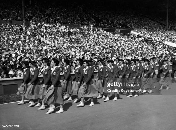 Défilé des athlètes femmes françaises pendant la cérémonie d'ouverture des JO dans le stade de Wembley, à Londres, Royaume-Uni le 29 juillet 1948.