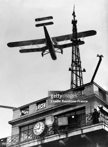 Le premier avion postal Londres-Singapour survole l'aérodrome de Croydon, à Londres, Royaume-Unie le 29 décembre 1933.