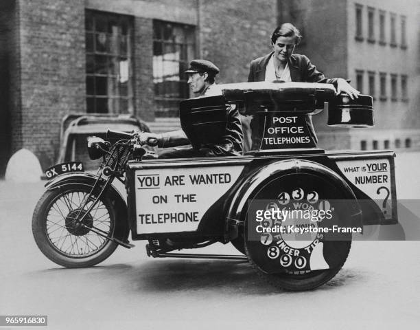 Originale publicité pour le téléphone à l'aide d'un cycle-car transportant un écouteur géant et dont l'une des roue est recouverte d'un panneau...