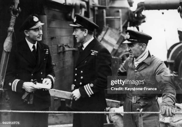 Trois membres de l'équipage du 'John Briscoe' préparent les derniers détails avant leur départ pour l'Antarctique, à Londres, Royaume-Uni le 19...