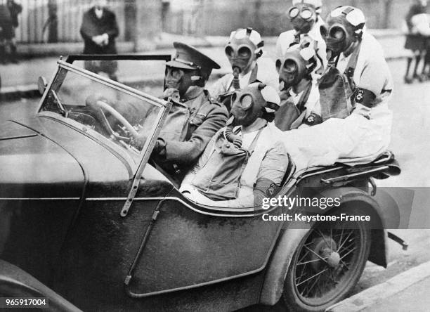 Simulation d'une attaque au gaz, les infirmières de la Croix Rouge s'entraînent aux secours aux asphyxiés, à Londres, Royaume-Uni le 22 février 1933.