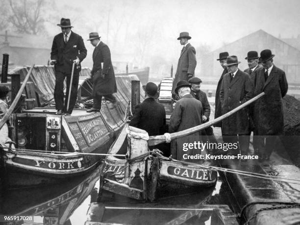 Des députés britanniques viennent voir les conditions de vie sur une péniche sur le Grand Union Canal à l'invitation de la compagnie détenant le...