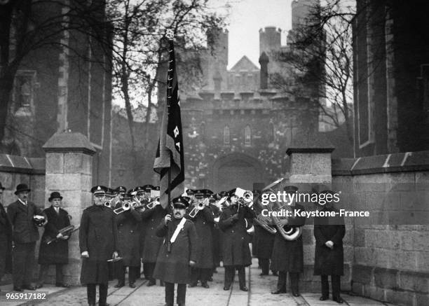 Arrivée de l'orchestre de l'Armée du Salut venue jouer à la prison de Holloway, à Londres, Royaume-Uni le 18 novembre 1934.