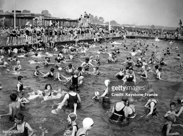 La foule de baigneurs à la piscine de Finchley, à Londres, Royaume-Uni le 18 août 1932.