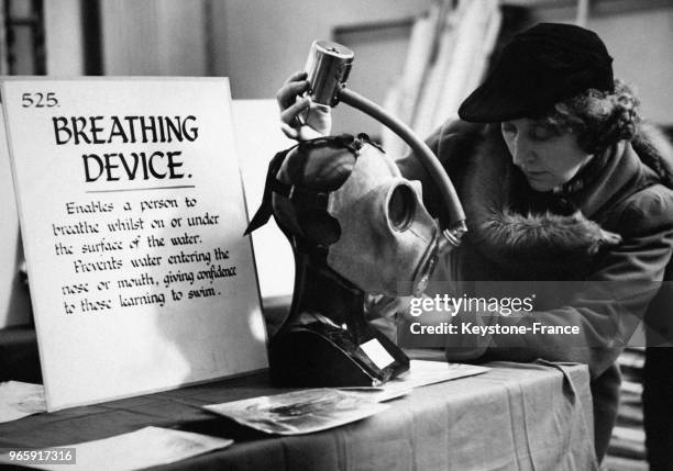 Présentation du nouveau masque à gaz au Salon des inventions à Londres, Royaume-Uni le 14 février 1939.