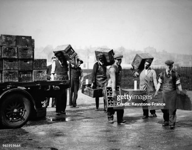 Livreurs arrivant avec les caisses de bouteilles de bières au stade de Wembley avant la coupe d'Angleterre de football, à Londres, Royaume-Uni le 23...