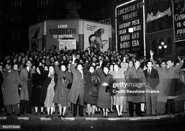 La foule à Piccadilly Circus regarde les résultats des élections qui s'affichent sur un écran géant, à Londres, Royaume-Uni le 25 octobre 1951.