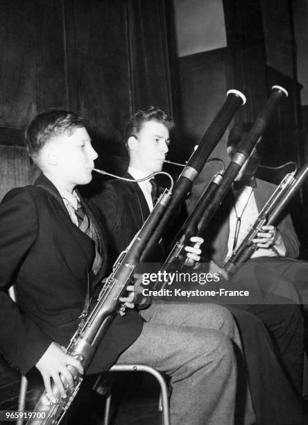 Deux étudiants du London School Symphony Orchestra jouent du basson lors d'une répétition le 15 avril 1954 à Londres, Royaume-Uni.