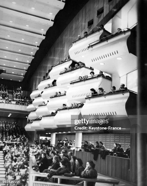 Dans la salle de concert du Royal Festival Hall à Londres, Royaume-Uni le 14 mars 1951.