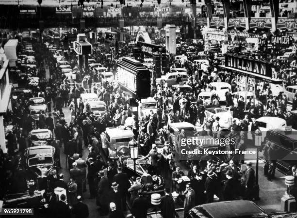 Vue générale des exposants du Salon de l'Auto le 18 octobre 1935 à Londres, Royaume-Uni.