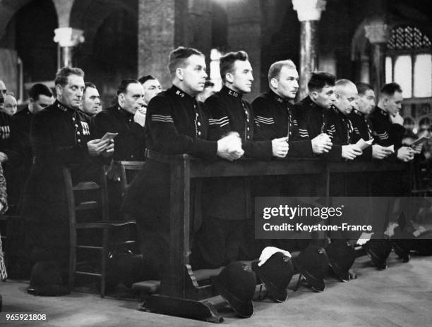 Des policiers assistent à la messe donnée en leur honneur en la cathédrale de Westminster, à Londres, Royaume-Uni le 14 novembre 1938.