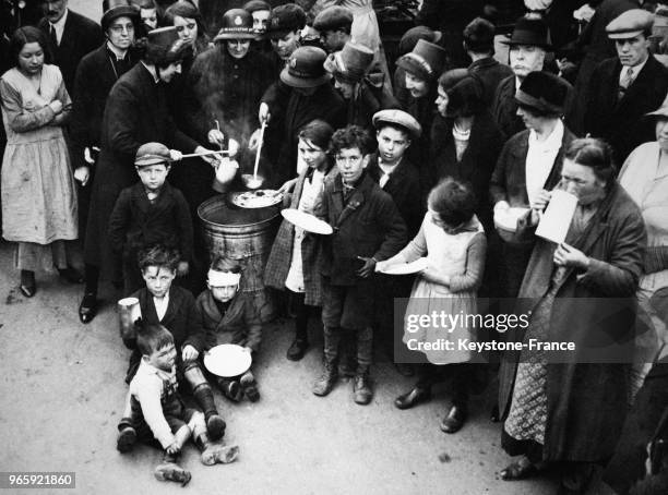 Des femmes de l'Armée du Salut distribue la soupe aux victimes de l'explosion dans le quartier de Mitcham à Londres, Royaume-Uni le 31 mars 1933.