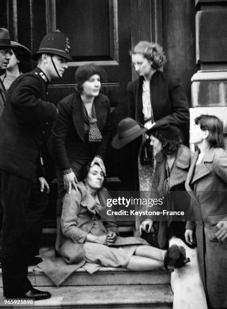 Un policier protège une jeune manifestante pacifiste blessée lors de heurts avec la police, à Londres, Royaume-Uni le 18 septembre 1938.